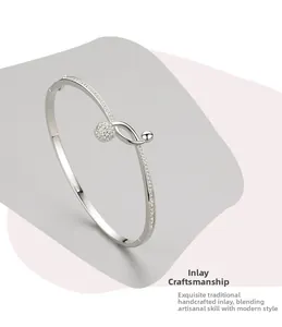 Close-up of s925 silver bracelet featuring knot design and pavé cubic zirconia inlay