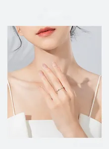 Gros plan d'une bague en argent sterling 925 avec zircon géométrique sur le doigt