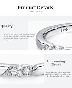 Gros plan du poinçon S925 sur l'anneau intérieur de la bague géométrique en argent et zircon