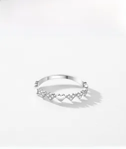 Dettaglio dell'anello in argento sterling con cuori e zirconi cubici incastonati