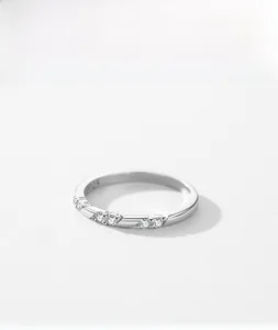 Gros plan sur une bague en argent S925 avec sertissage géométrique moderne de zircons