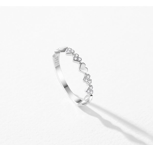 Dettaglio anello a cuore in argento 925 con pavé di zirconi micro-intarsiati