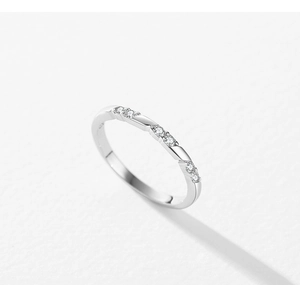 Vue macro d'une bague en argent 925 avec zircons géométriques et poinçon gravé S925
