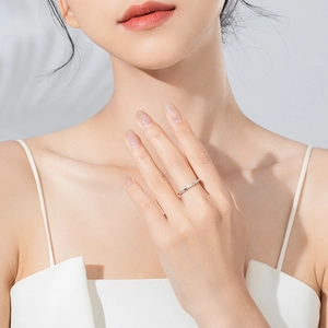 Bague élégante en argent 925 avec zircons portée sur le doigt d'un mannequin