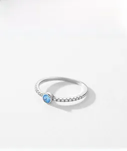 Nahaufnahme eines S925 Silberrings mit blauem Zirkon und mikro-gepflasterten Seitensteinen