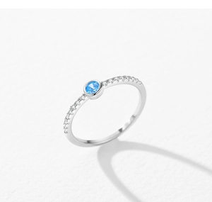 Detailaufnahme von S925 Silberring mit blauem Zirkonia und seitlicher Pavé-Fassung