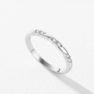 Bague élégante en argent sterling 925 au design géométrique avec torsades et zircons brillants