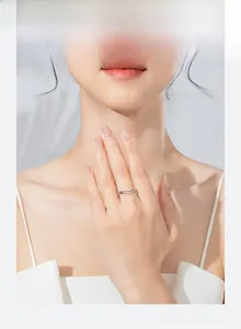Makro-Detail von V-förmigen Sterling Silber Ringen mit Zirkonia-Mikroinlay für Damen