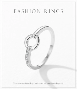 Vue détaillée d'une bague géométrique en argent S925 avec anneaux entrelacés et cristaux