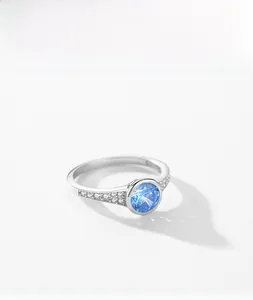 Dettaglio dell'anello in argento S925 con zircone blu e marchio S925 inciso