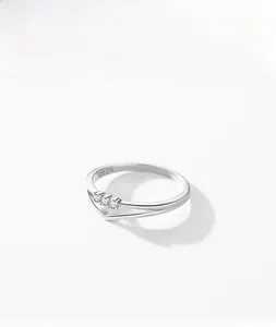 Detail eines S925 Silberrings im Chevron-Design mit drei funkelnden Zirkonia-Steinen