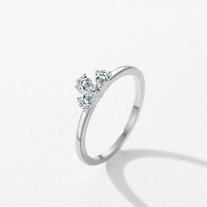 925 silver ring featuring pear-cut zircon stones in a crown-style minimalist layout