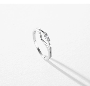 Detail von S925 Sterlingsilber Mobius-Ring mit drei eingelegten Zirkonia-Steinen