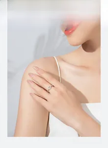 Détail d'une bague géométrique en argent S925 avec sertissage micro-pavé élégant