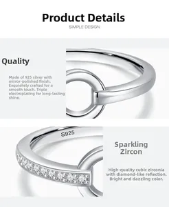 Détail macro d'une bague géométrique en argent S925 avec micro-incrustation de zircone