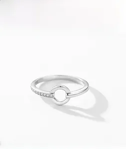 Détail d'une bague en argent S925 au design géométrique avec micro-pavage de zircons brillants