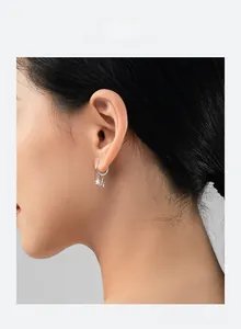Gros plan de boucles d'oreilles étoile en argent S925 serties de zircons sur un mannequin