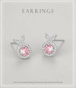Gros plan sur les boucles d'oreilles en zircon rose au design oreilles de lapin