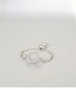 Dettaglio dell'anello a catena in argento s925 con accenti di zirconi micro-incastonati
