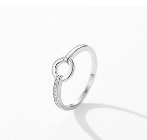 Gros plan sur une bague géométrique en argent S925 ornée de micro-pavés de zircons
