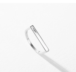 Detailed view of S925 sterling silver ring featuring a starburst engraving and a tiny zircon