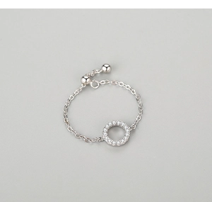 Dettaglio dell'anello a catena in argento S925 con cerchio in micro-pavé di zirconi