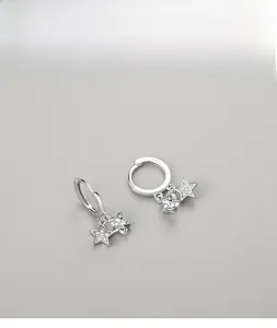 Gros plan des boucles d'oreilles en argent S925 avec pendentifs étoiles et zircons