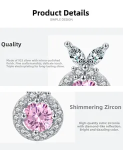 Vue détaillée de la boucle d'oreille en argent S925 avec oxyde de zirconium rose