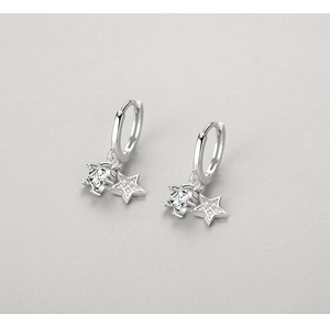 Détail de boucles d'oreilles étoiles en argent avec cristaux de zircone brillants