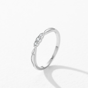 Elegant s925 silver ring featuring three sparkling round zircons and textured wavy band