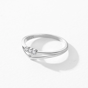 Minimalistischer S925 Sterling Silber V-Ring mit drei winzigen Zirkonia-Steinen