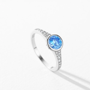 Elegante anello in argento s925 con zircone blu rotondo e micro-diamanti sui lati