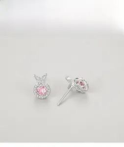 Détails de face et de dos des boucles d'oreilles en argent avec zircone rose