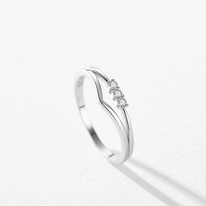 S925 Sterling Silber Möbius Ring mit doppelter Schiene und drei funkelnden Zirkoniasteinen