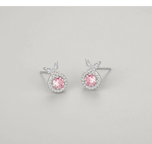 Détail de boucles d'oreilles en argent S925 avec zircon rose et motif oreilles de lapin