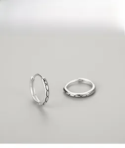 Detailed close-up of S925 silver hoop earrings with black oval engraved pattern details