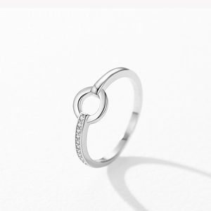 Bague géométrique minimaliste en argent S925 avec cercles entrelacés et zircons