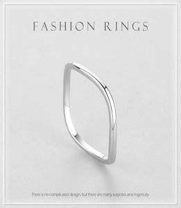 Gros plan d'une bague minimaliste en argent sterling S925 sur une surface en cuir