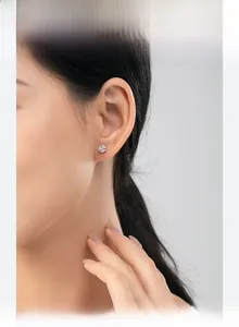 Primo piano di modella con orecchini a lobo in argento S925 e pavé di pietre di zircone