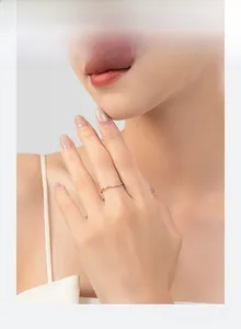 Gros plan d'une bague vague minimaliste en argent S925 portée au doigt d'une femme