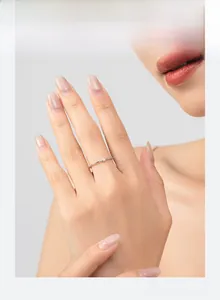 Bague fine minimaliste élégante en argent sterling S925 avec un petit diamant solitaire rond