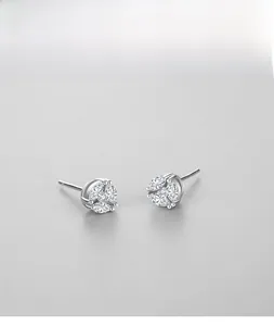 Dettaglio ravvicinato di orecchini in argento S925 con design a grappolo di fiori a tre pietre