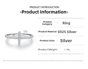 Vista dettagliata dell'anello a croce in argento sterling S925 con zirconi micro-pavé