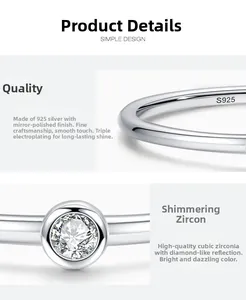 Détail macro de la bague en argent sterling S925 avec polissage miroir et zircone