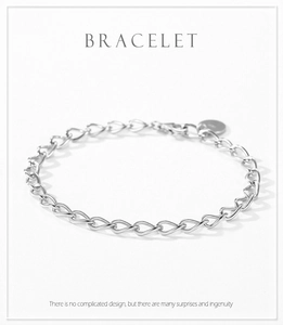Makroaufnahme von S925-Sterlingsilber-Kettengliedern und rundem Etikett an einem Armband