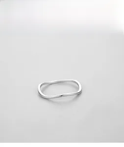 Gros plan d'une bague minimaliste en argent s925 avec un design ondulé irrégulier