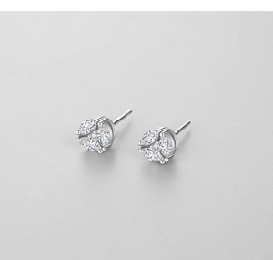 Dettaglio degli orecchini geometrici in argento S925 con pietre a goccia brillanti