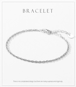 Gros plan détaillé du bracelet en argent sterling S925 torsadé avec fermoir mousqueton