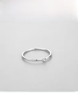 Vue macro d'une bague fine en argent S925 avec un petit zircon cubique étincelant