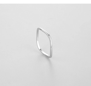 Détail de la bague ondulée minimaliste en argent sterling S925 avec fini poli